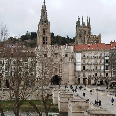 Contempla Centro Historico. Frente Al Arco Burgo